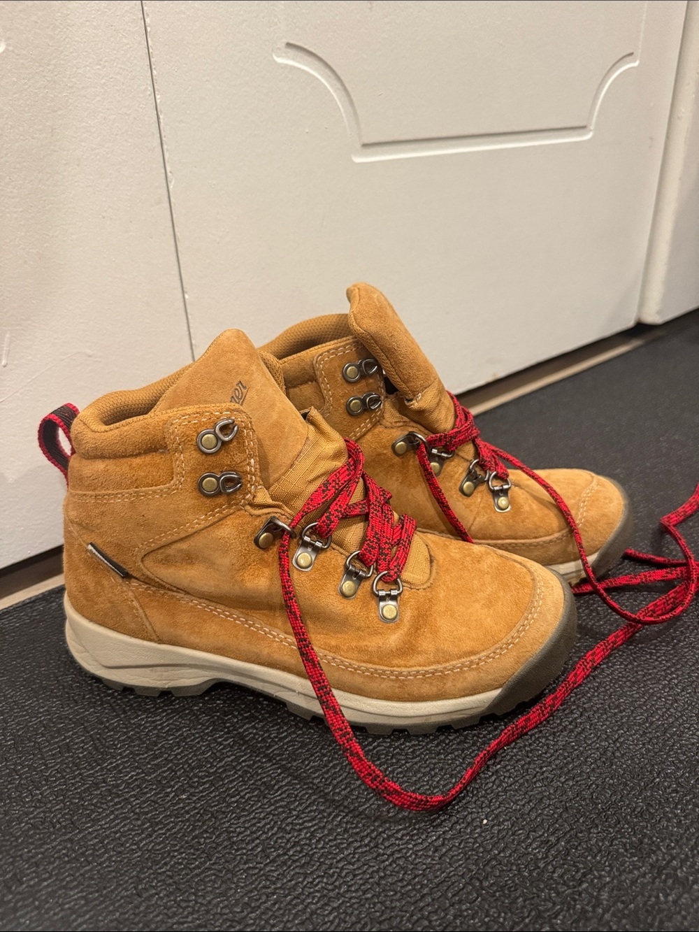 Suede Hiking Boots with Red Laces - Tan